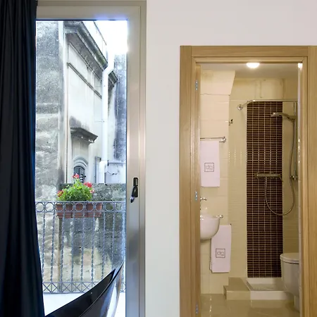 Palazzo De Giorgi לינה וארוחת בוקר 4*